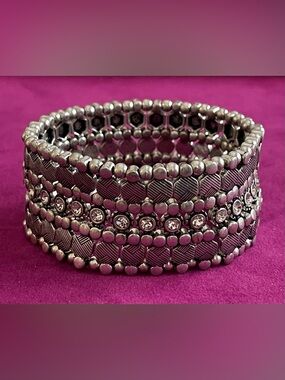 ALL SILVER AND CRYSTAL BAND STRETCH
BRACELET/7"WRIST/marked WITH CROWN INSIDE
